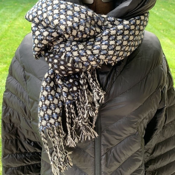 Banana republic scarf variegated pattern in black blue white with fringe - Picture 3 of 10